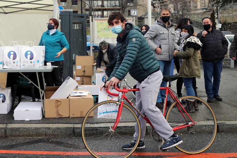 Repartiment de l'Escudella de Sant Antoni en versió StopLab a Encamp. 17 de gener de 2021