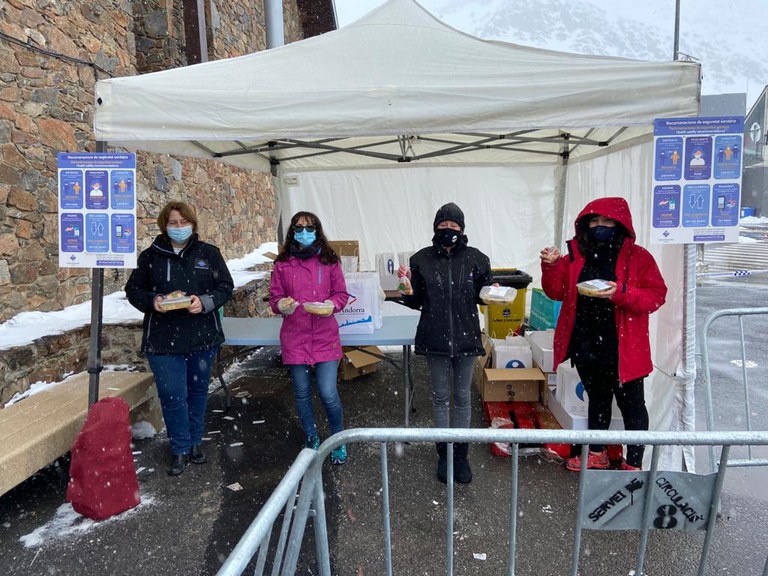 Treballadors comunals i voluntaris que han participat a l'Escudella de Sant Antoni en versió StopLab al Pas de la Casa. 17 de gener de 2021