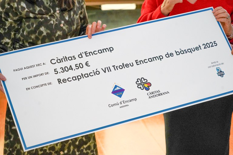 20251113 entrega xec solidari càritas trofeu encamp @ComuEncamp (7).jpg