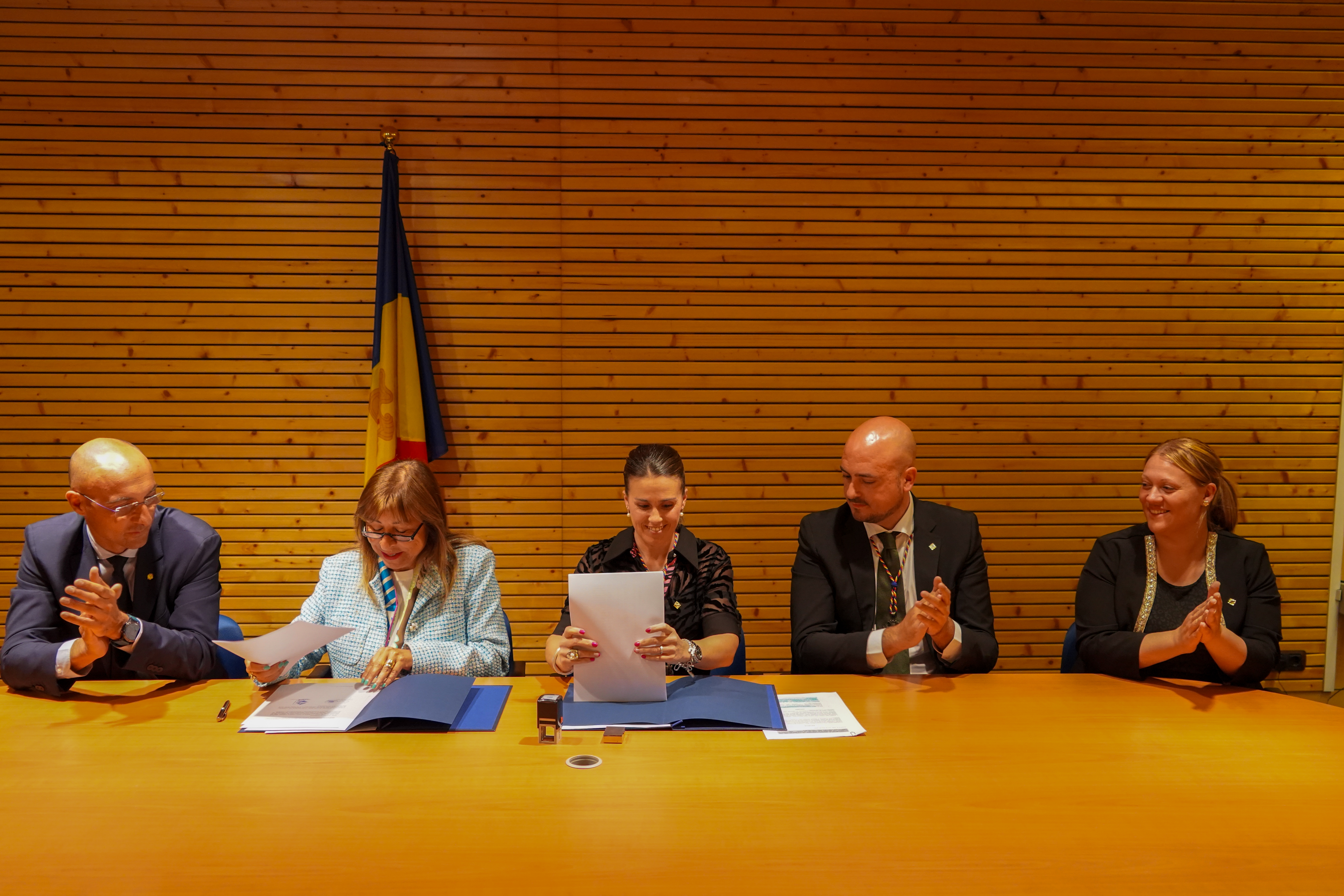 20240620 signatura conveni govern pisos el pas de la casa @ComuEncamp (20).jpg