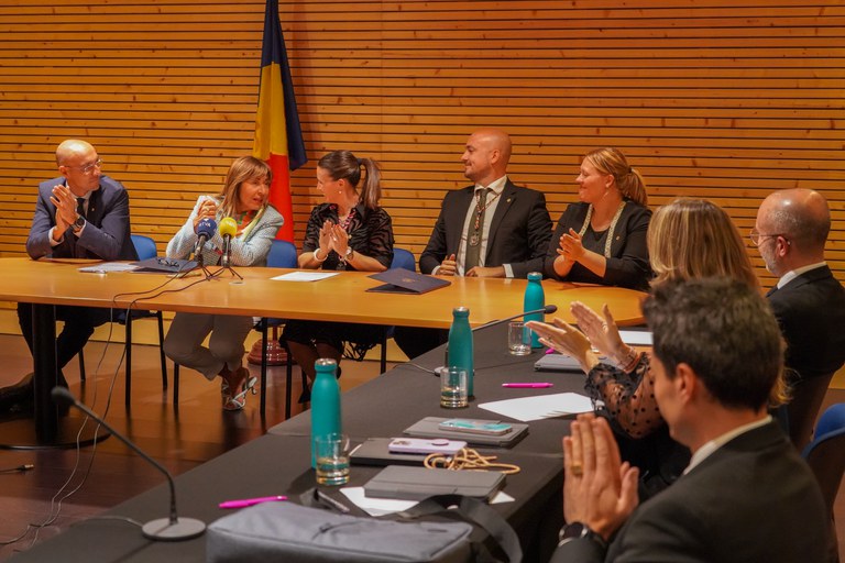 20240620 signatura conveni govern pisos el pas de la casa @ComuEncamp (6).jpg