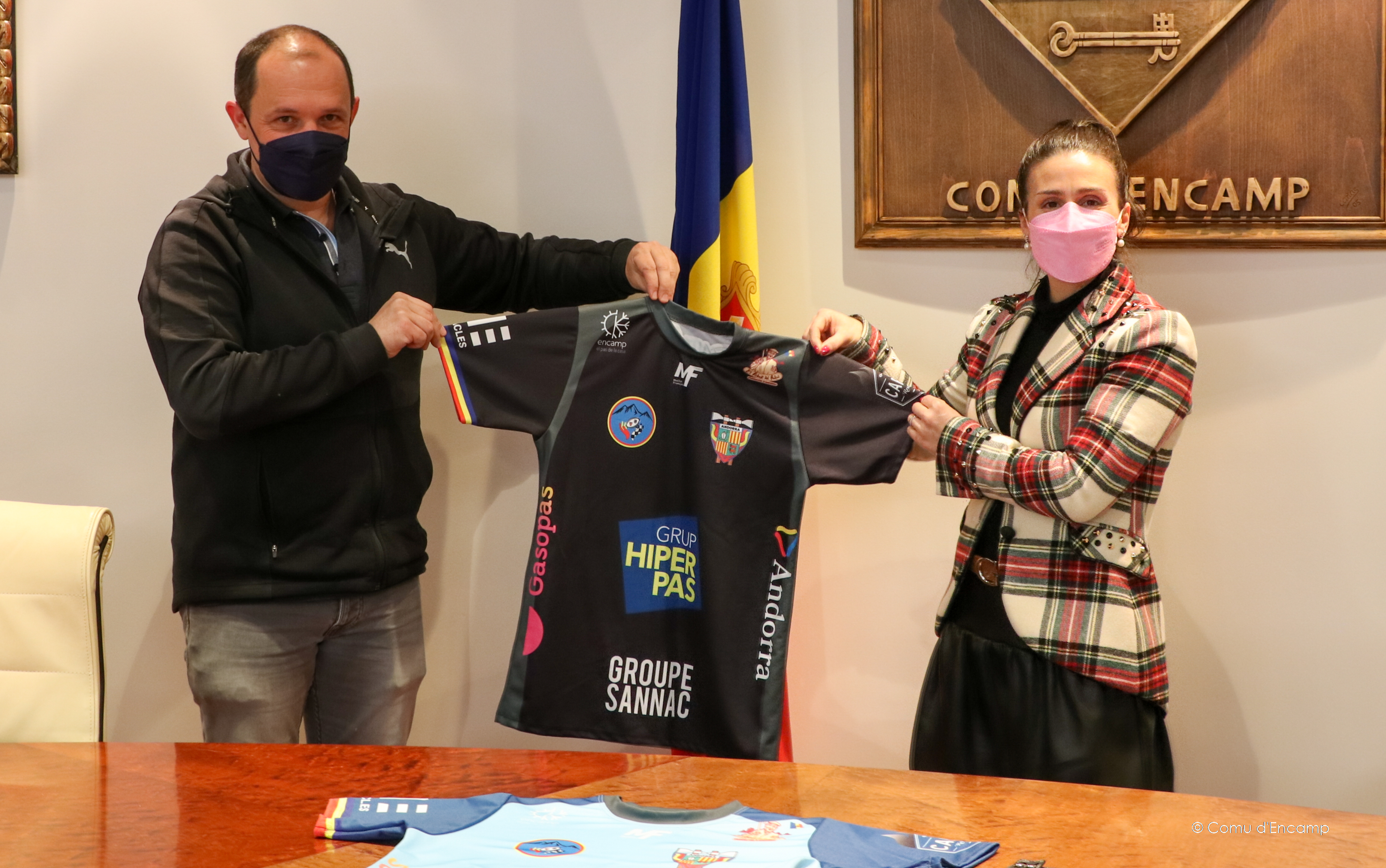 La cònsol major rebent la samarreta oficial del VPC Andorra Rugbi XV 
