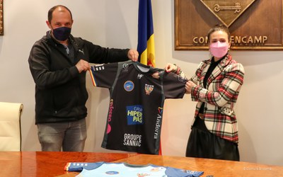 La cònsol major rebent la samarreta oficial del VPC Andorra Rugbi XV .