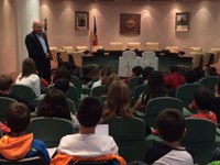 El cònsol menor rep la visita de diversos infants