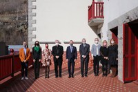 La cònsol major, Laura Mas, rep al Copríncep episcopal durant la visita a l'antic hotel Rosaleda d'Encamp, actual seu del ministeri de Cultura