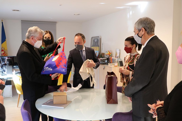 Visita del Copríncep Enric Vives a l'antic hotel Rosaleda d'Encamp, actual seu del ministeri de Cultura.