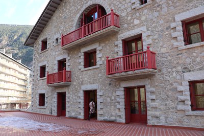 Visita del Copríncep Enric Vives a l'antic hotel Rosaleda d'Encamp, actual seu del ministeri de Cultura..