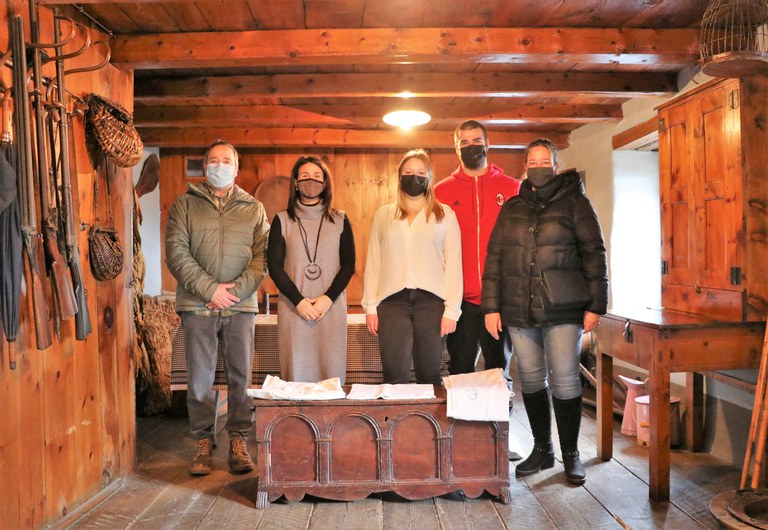 Cessió d'una caixa de núvia del segle XVIII al Museu Etnogràfic Casa Cristo d'Encamp