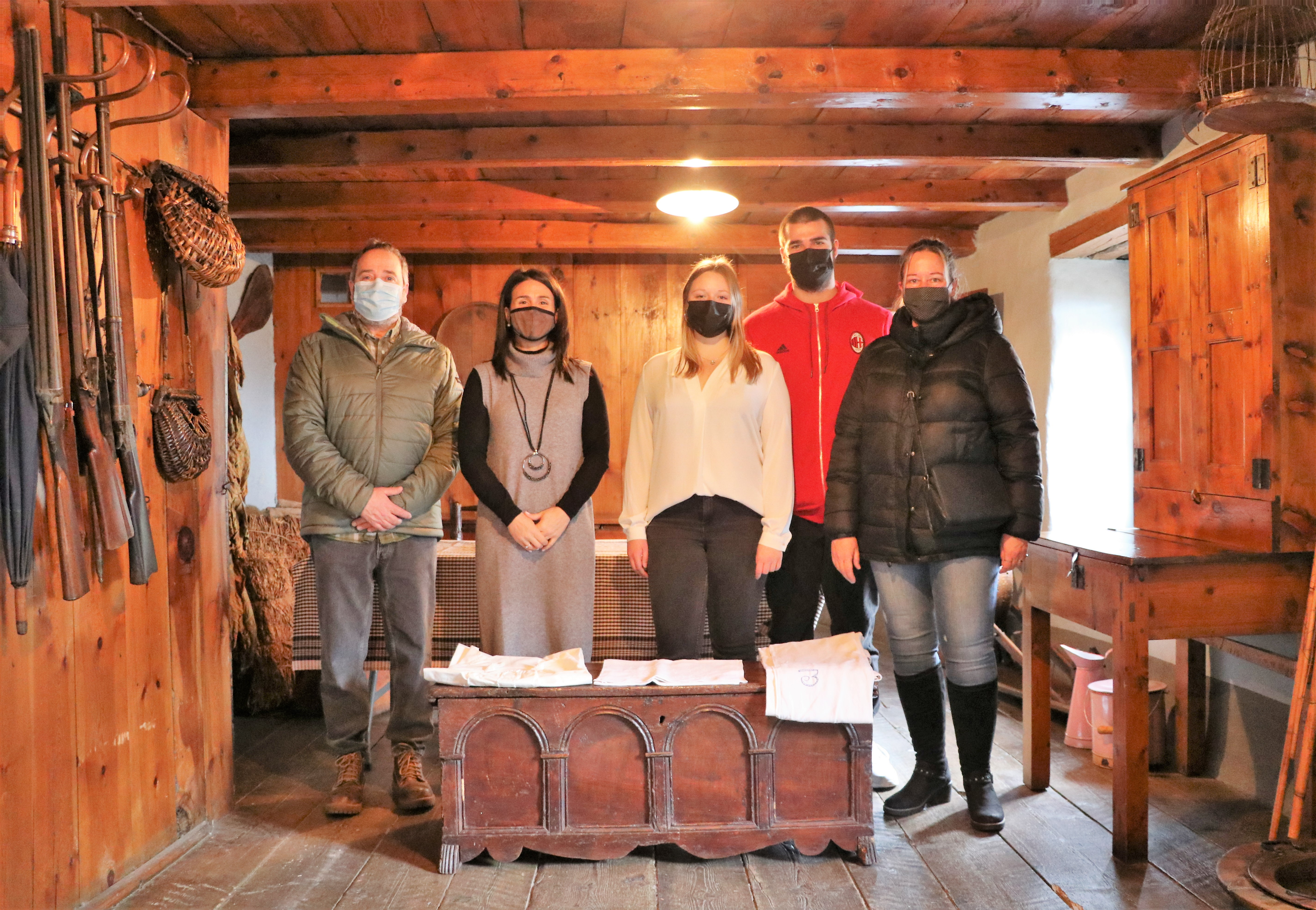 Cessió d'una caixa de núvia del segle XVIII al Museu Etnogràfic Casa Cristo d'Encamp