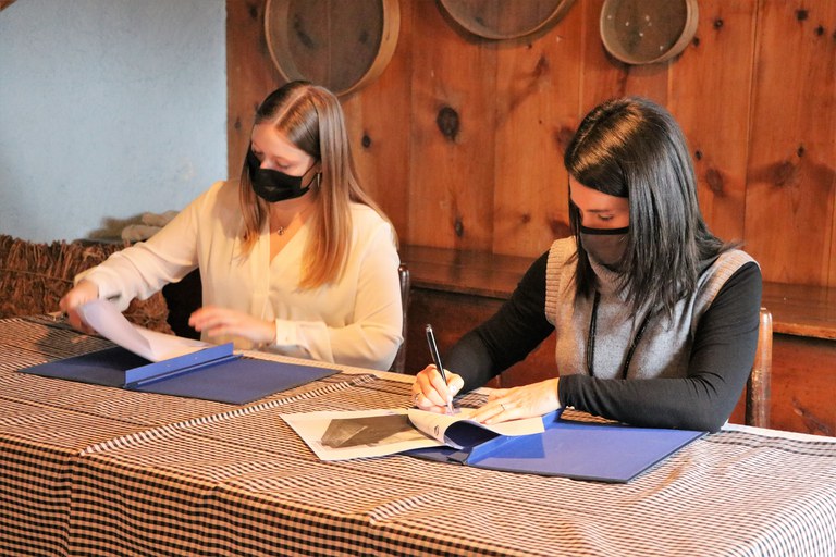 Cessió d'una caixa de núvia del segle XVIII al Museu Etnogràfic Casa Cristo d'Encamp