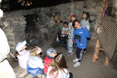 Visita escolars del sistema francès a l'orri d'Encenrera d'Encamp.
