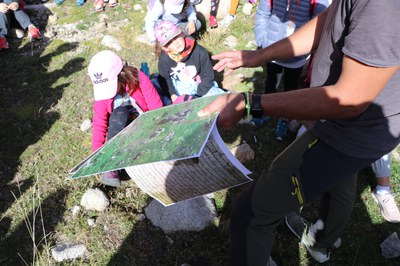 Visita escolars del sistema francès a l'orri d'Encenrera d'Encamp.