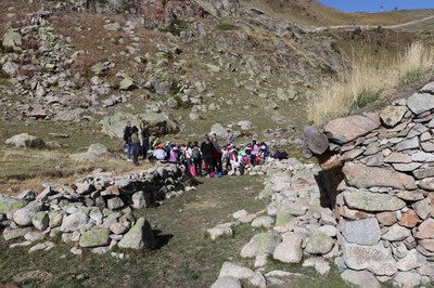 Visita escolars del sistema francès a l'orri d'Encenrera d'Encamp.