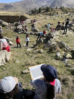 Visita escolars del sistema francès a l'orri d'Encenrera d'Encamp.