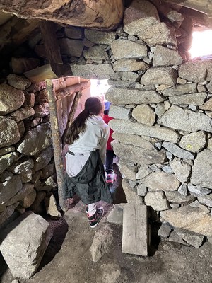 Visita escolars del sistema francès a l'orri d'Encenrera d'Encamp.