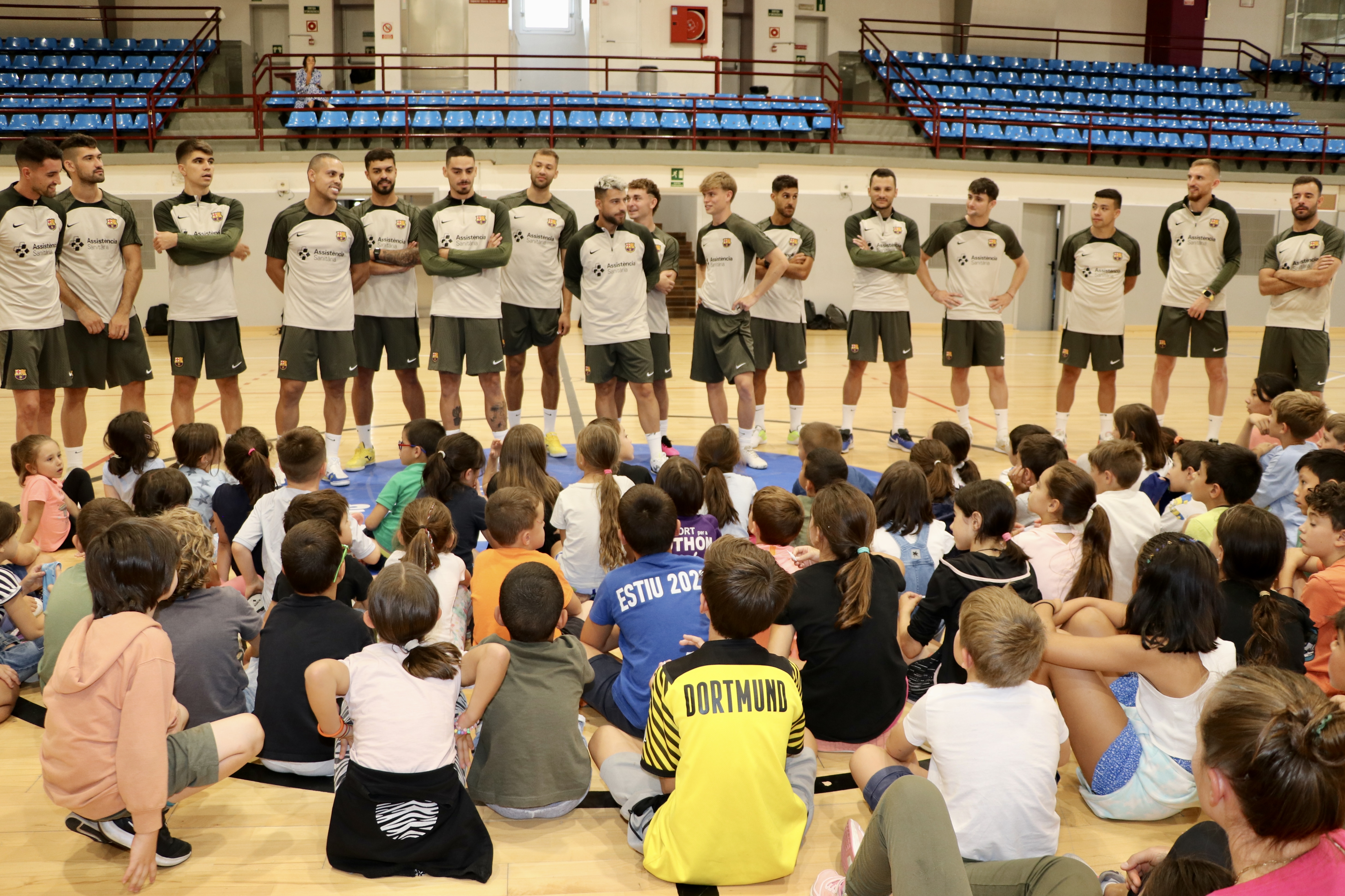 Activitat entre els infants de l'Àrea de Jovent d'Encamp i el Barça de futbol sala