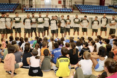 Activitat entre els infants de l'Àrea de Jovent d'Encamp i el Barça de futbol sala.
