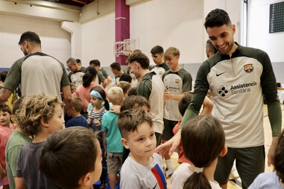 Activitat entre els infants de l'Àrea de Jovent d'Encamp i el Barça de futbol sala .