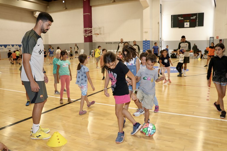 Activitat entre els infants de l'Àrea de Jovent d'Encamp i el Barça de futbol sala 
