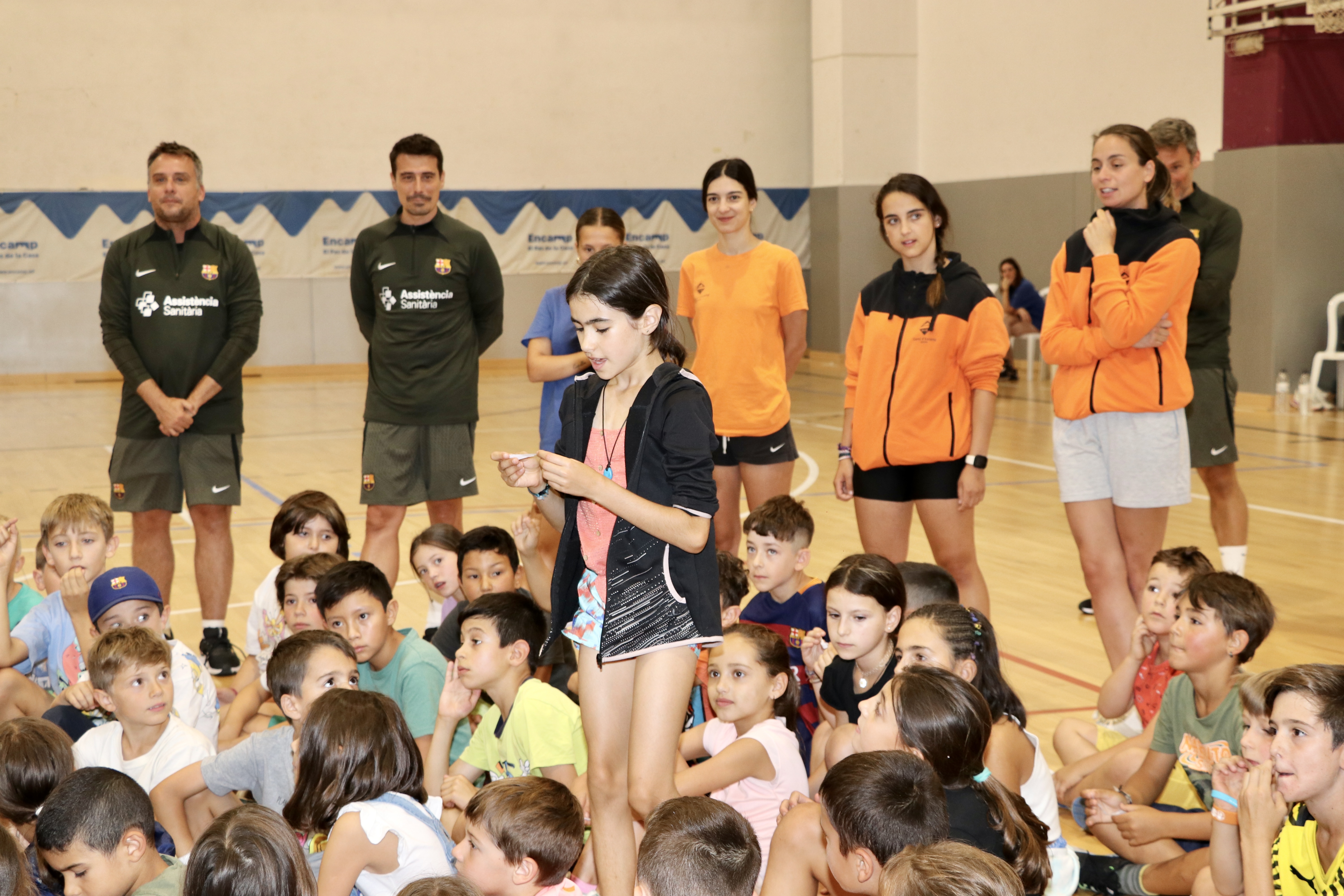 Activitat entre els infants de l'Àrea de Jovent d'Encamp i el Barça de futbol sala 