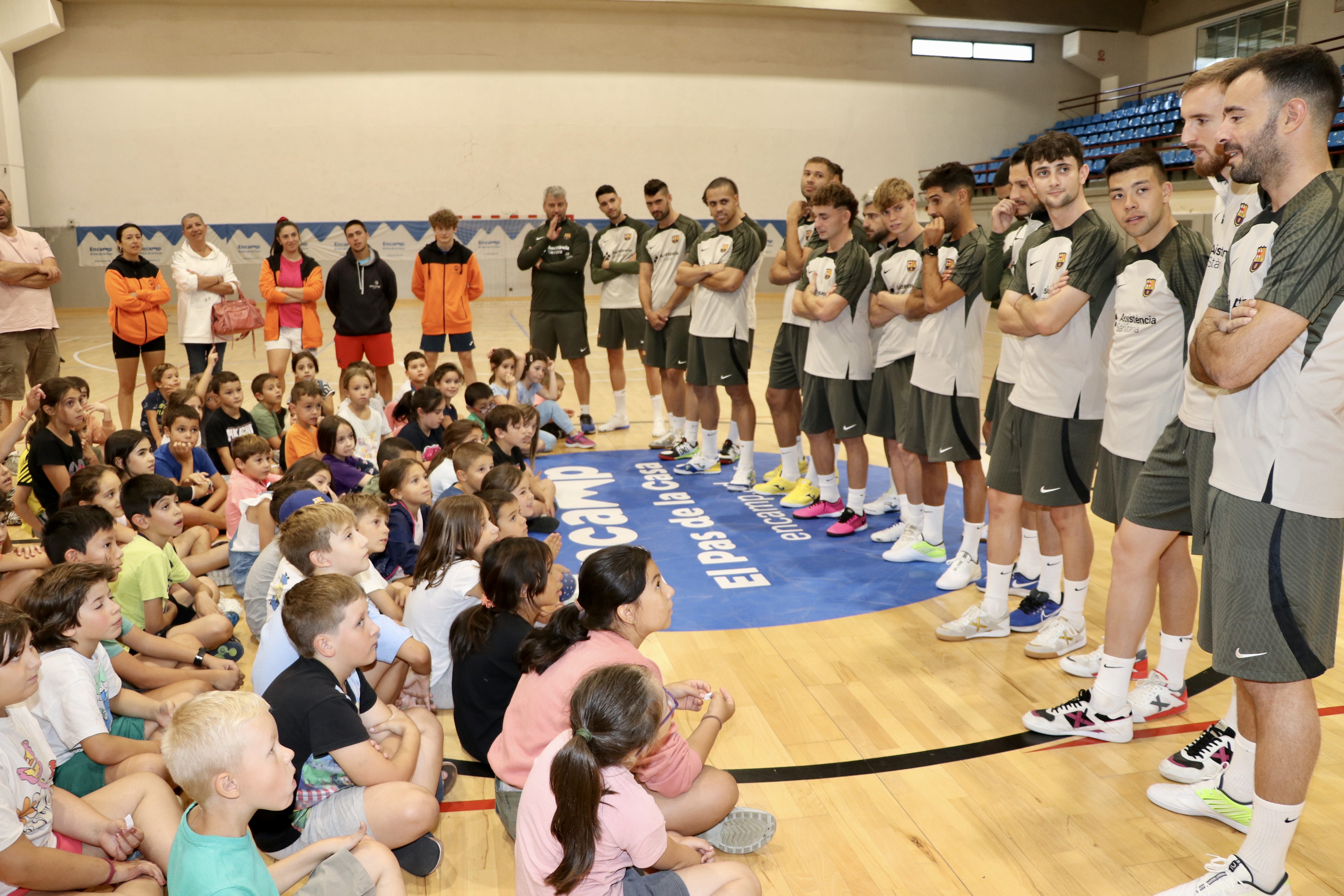 Activitat entre els infants de l'Àrea de Jovent d'Encamp i el Barça de futbol sala 