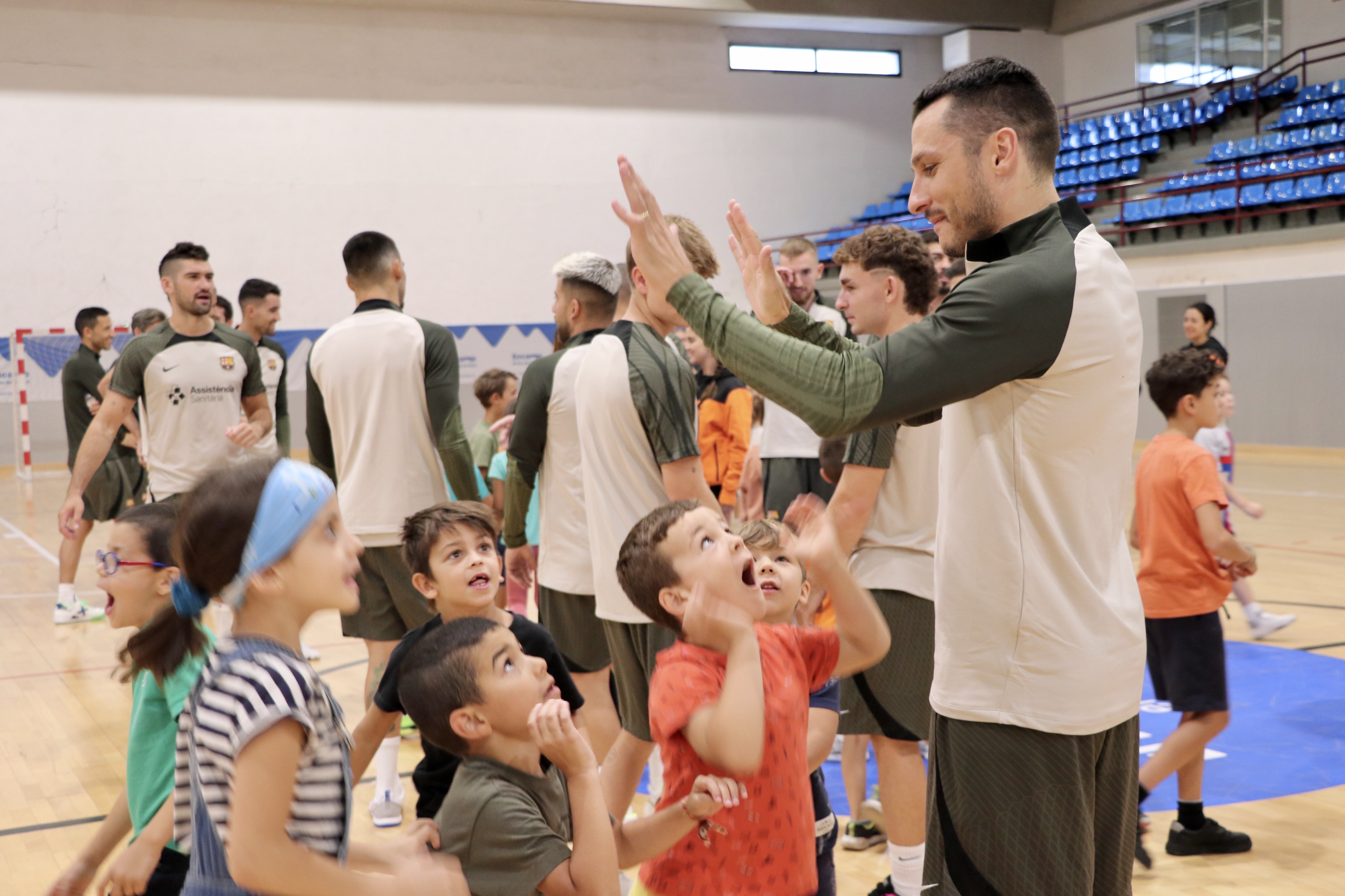 Activitat entre els infants de l'Àrea de Jovent d'Encamp i el Barça de futbol sala 