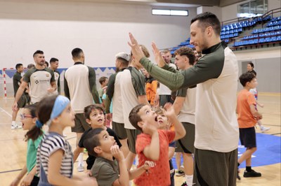 Activitat entre els infants de l'Àrea de Jovent d'Encamp i el Barça de futbol sala .