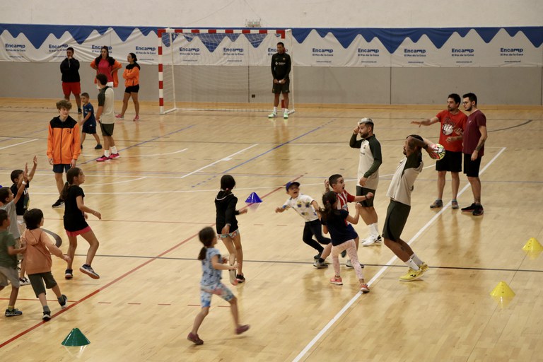 Activitat entre els infants de l'Àrea de Jovent d'Encamp i el Barça de futbol sala 