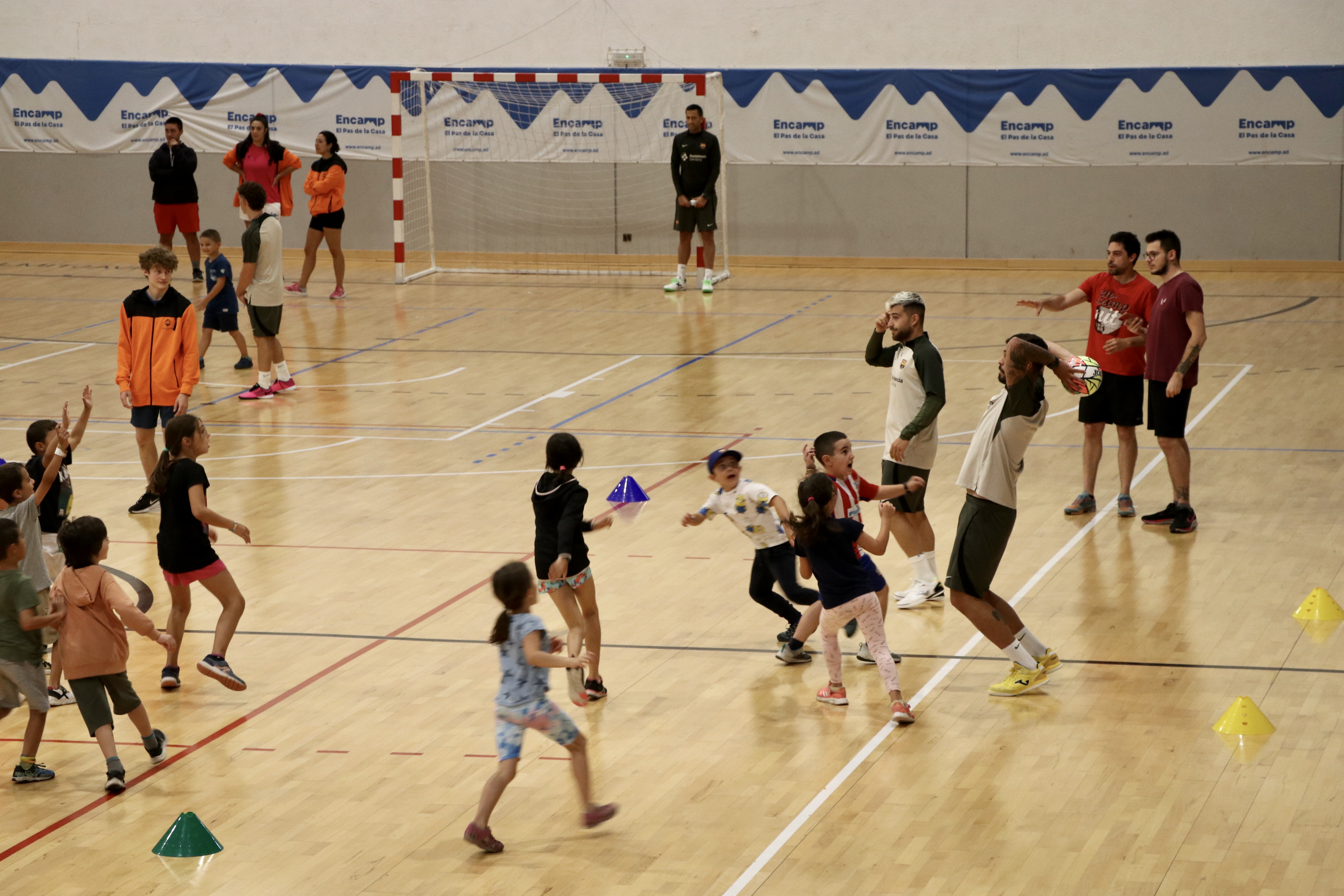 Activitat entre els infants de l'Àrea de Jovent d'Encamp i el Barça de futbol sala 