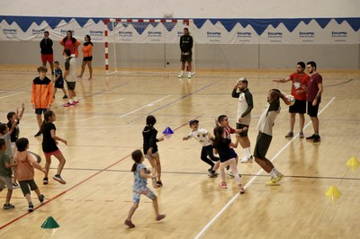 Activitat entre els infants de l'Àrea de Jovent d'Encamp i el Barça de futbol sala .