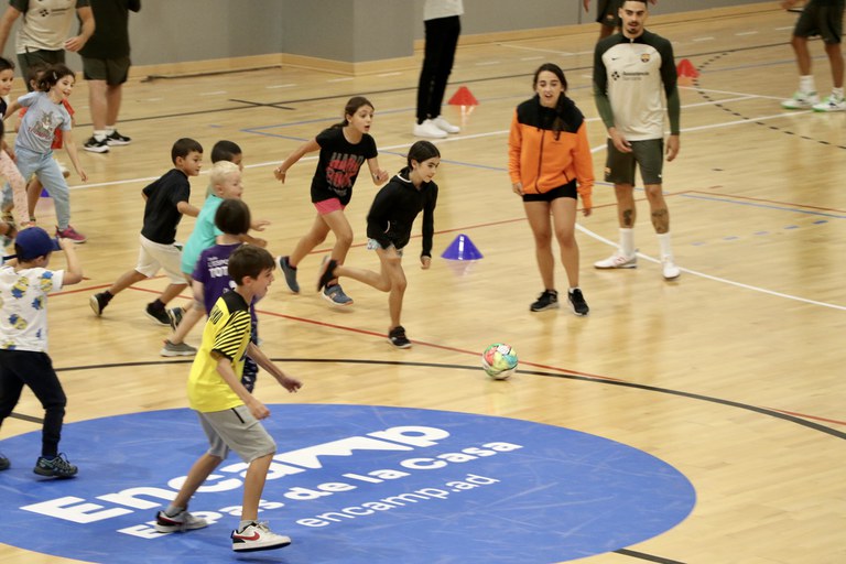 Activitat entre els infants de l'Àrea de Jovent d'Encamp i el Barça de futbol sala 