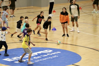 Activitat entre els infants de l'Àrea de Jovent d'Encamp i el Barça de futbol sala .