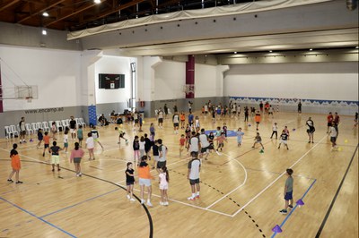 Activitat entre els infants de l'Àrea de Jovent d'Encamp i el Barça de futbol sala .