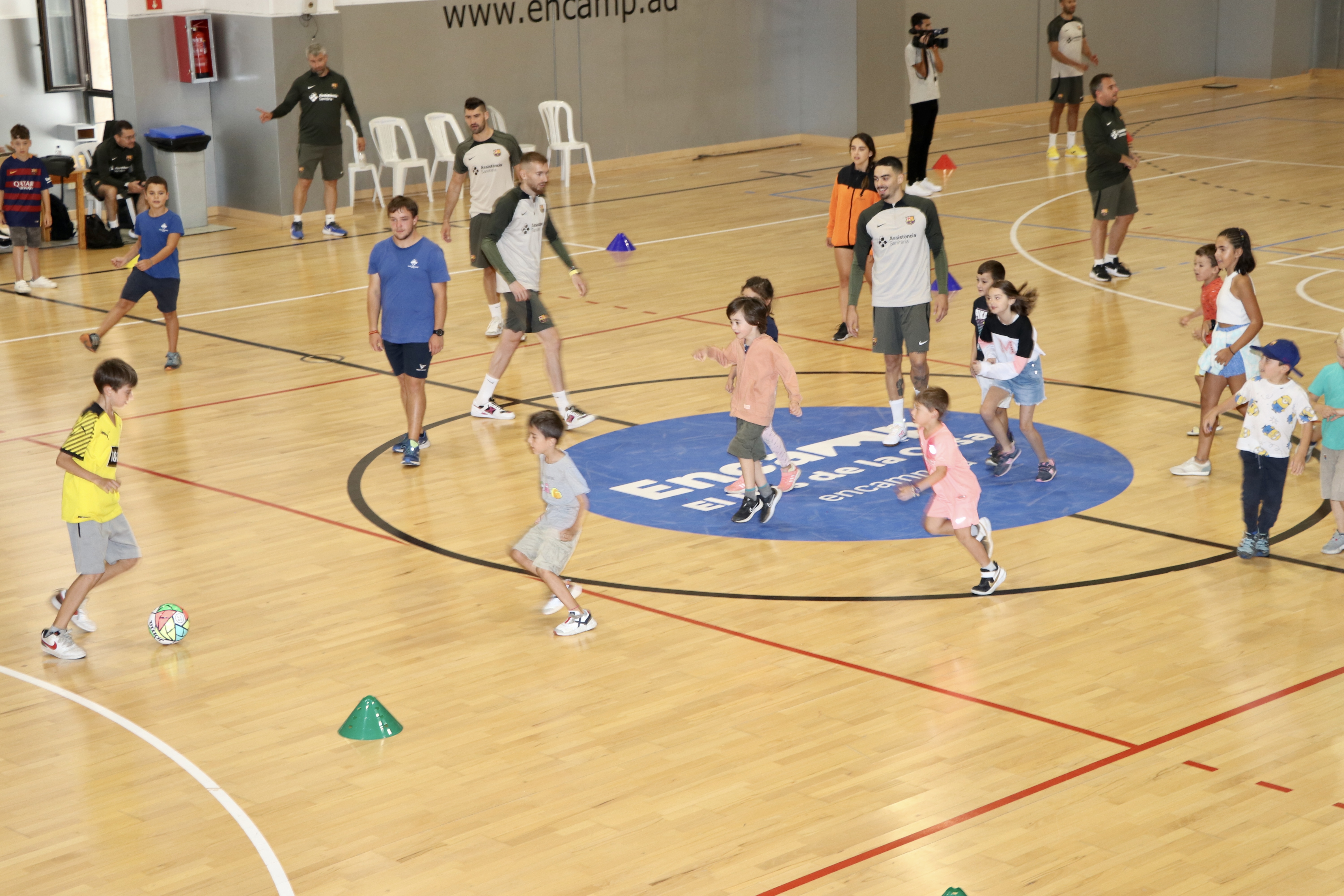 Activitat entre els infants de l'Àrea de Jovent d'Encamp i el Barça de futbol sala 