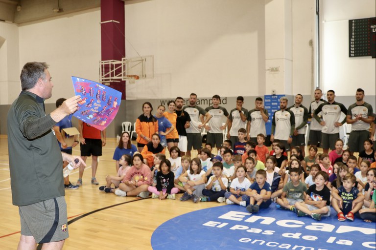 Activitat entre els infants de l'Àrea de Jovent d'Encamp i el Barça de futbol sala 