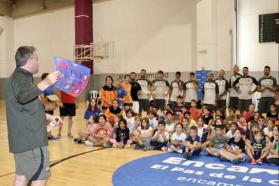 Activitat entre els infants de l'Àrea de Jovent d'Encamp i el Barça de futbol sala .