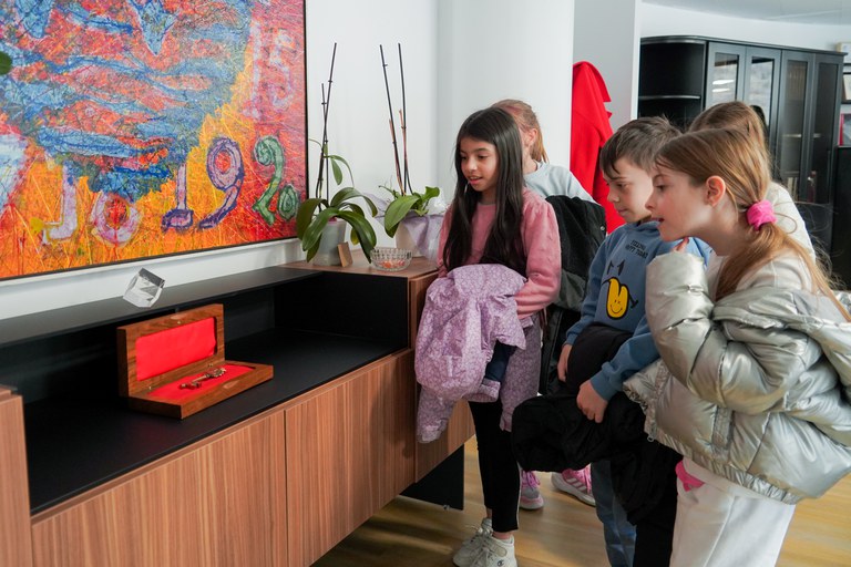 Visita dels infants a casa comuna.