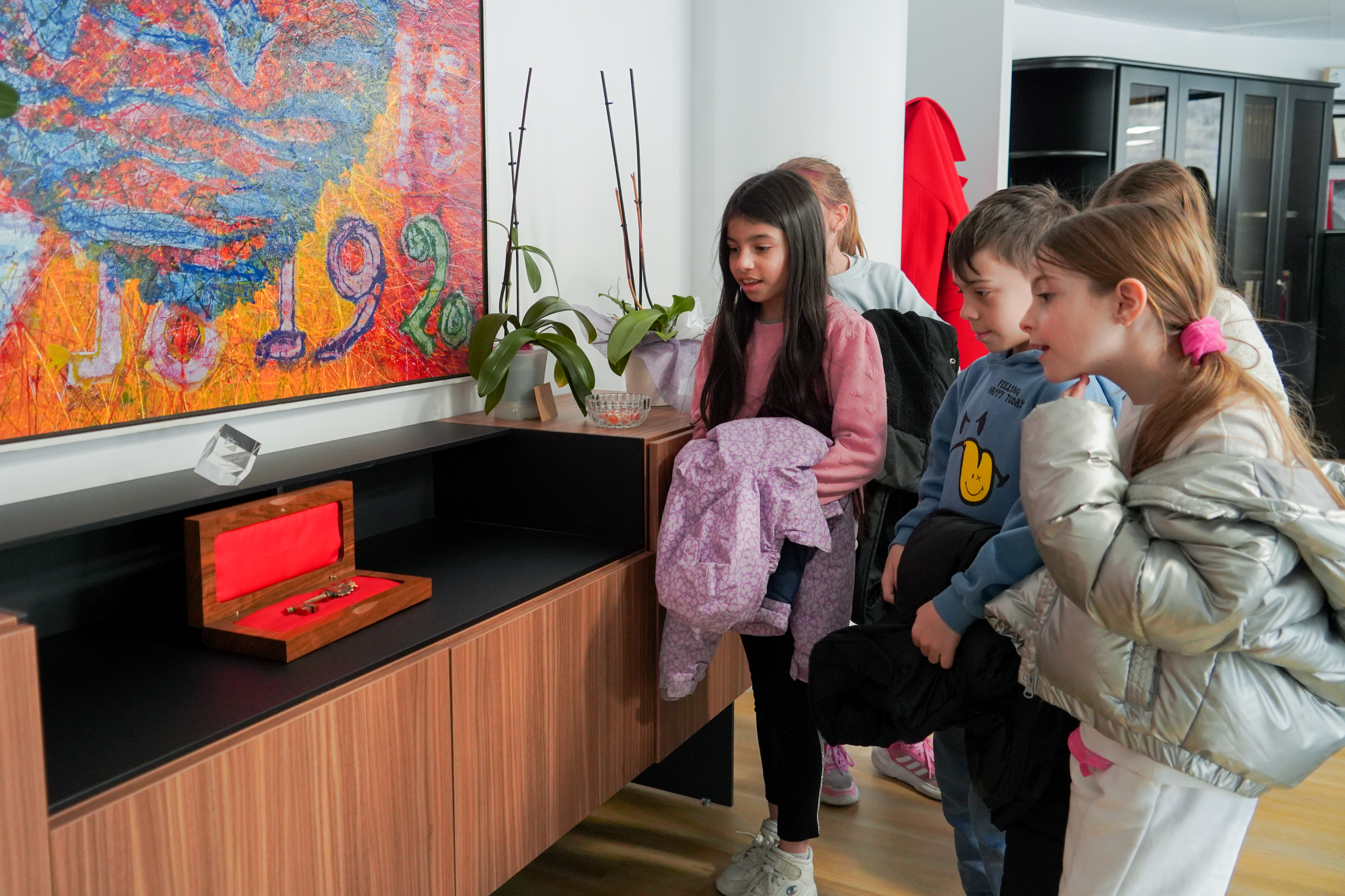 Visita dels infants a casa comuna.