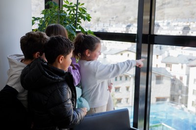 Visita dels infants a casa comuna..
