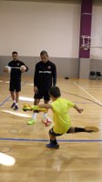 Els nens d'Encamp juguen una estona a futbol sala amb el Barça
