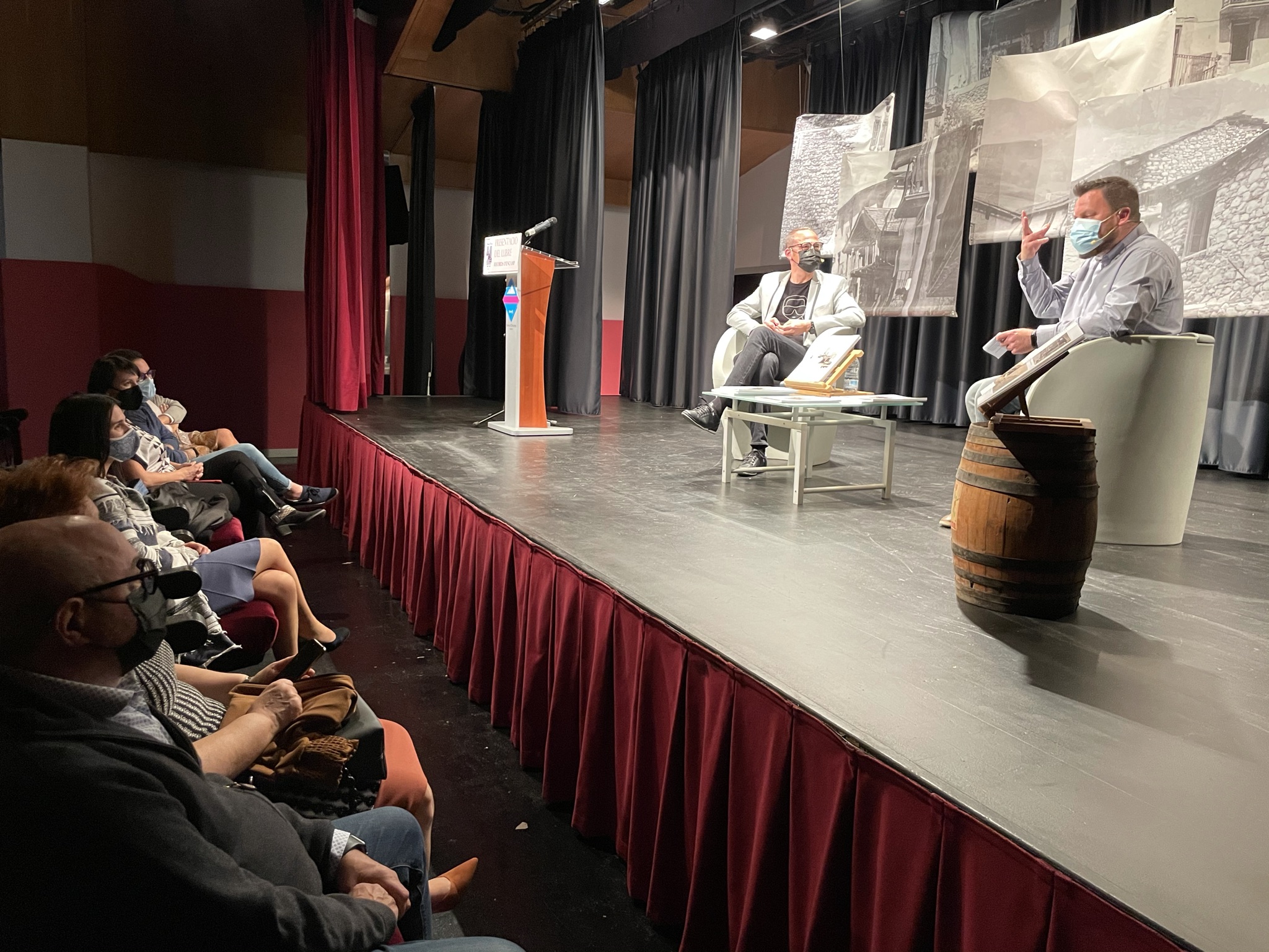 Robert Lizarte, presentant a l'autor, Jordi Armengol