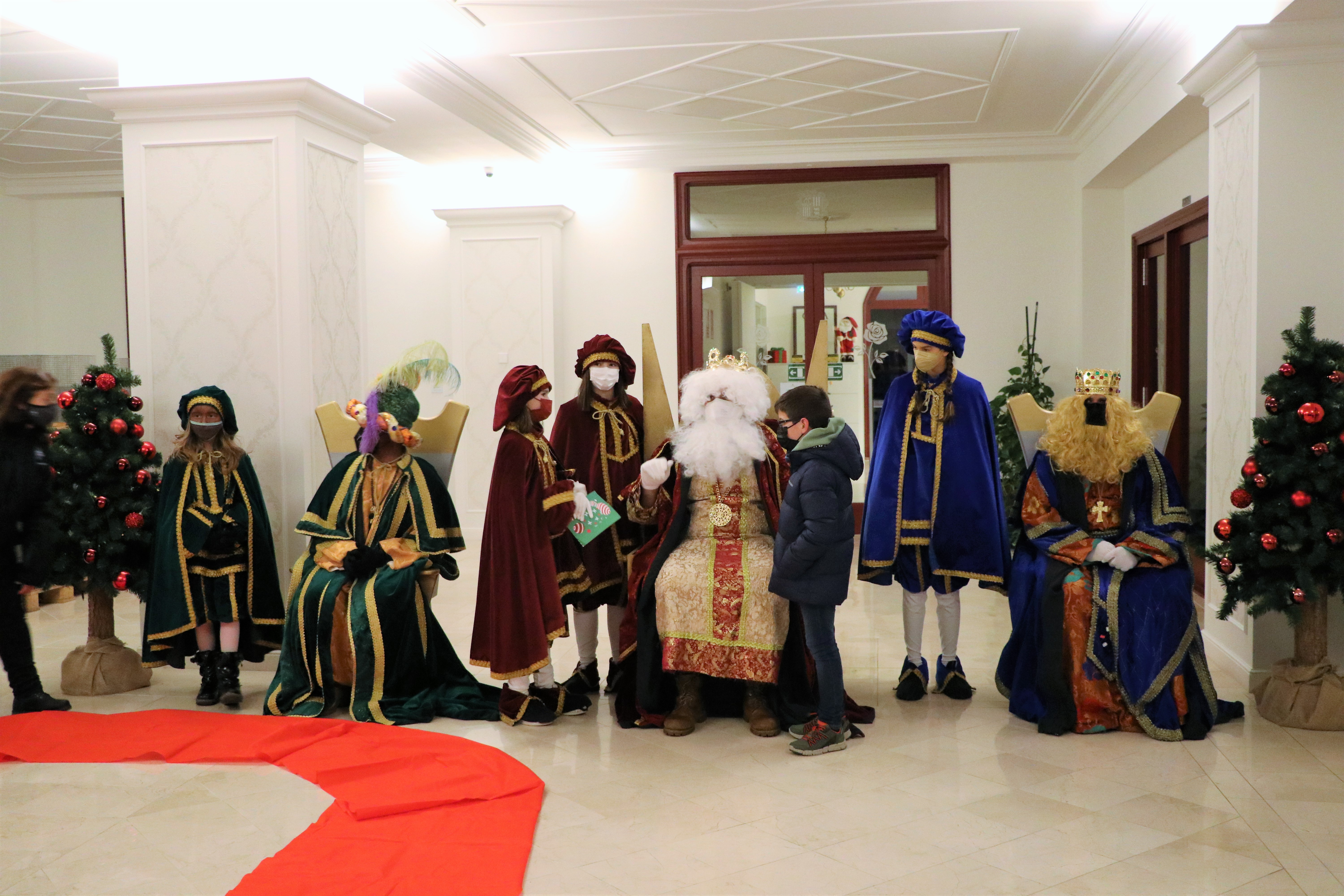 Arribada dels Reis Mags d'Orient a l'edifici Rosaleda, a Encamp.