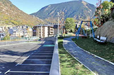 Nou aparcament de Casa Tresà i zona lúdica.