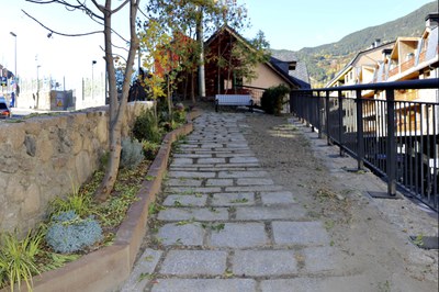 Nova zona enjardinada entre el carrer de la vena i l'avinguda de Joan Martí.