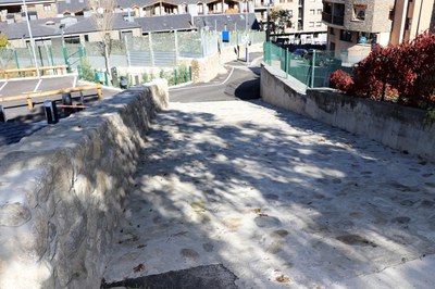 Arranjament del tram urbà de l'accés al camí de Riu Blanc.