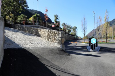 Arranjament del tram urbà de l'accés al camí del riu Blanc cap a Engolasters .