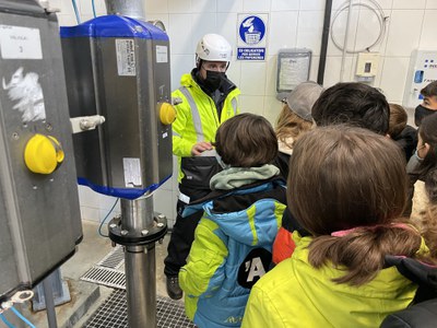 Visita escolar a l'ETAP de les Pardines.