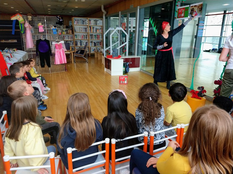 Contacontes de Sant Jordi a la Biblioteca del Pas de la Casa