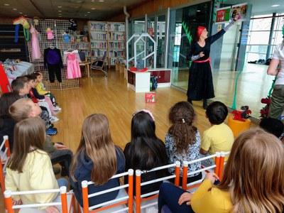 Contacontes de Sant Jordi a la Biblioteca del Pas de la Casa.