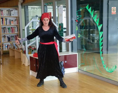 Contacontes de Sant Jordi a la Biblioteca del Pas de la Casa.